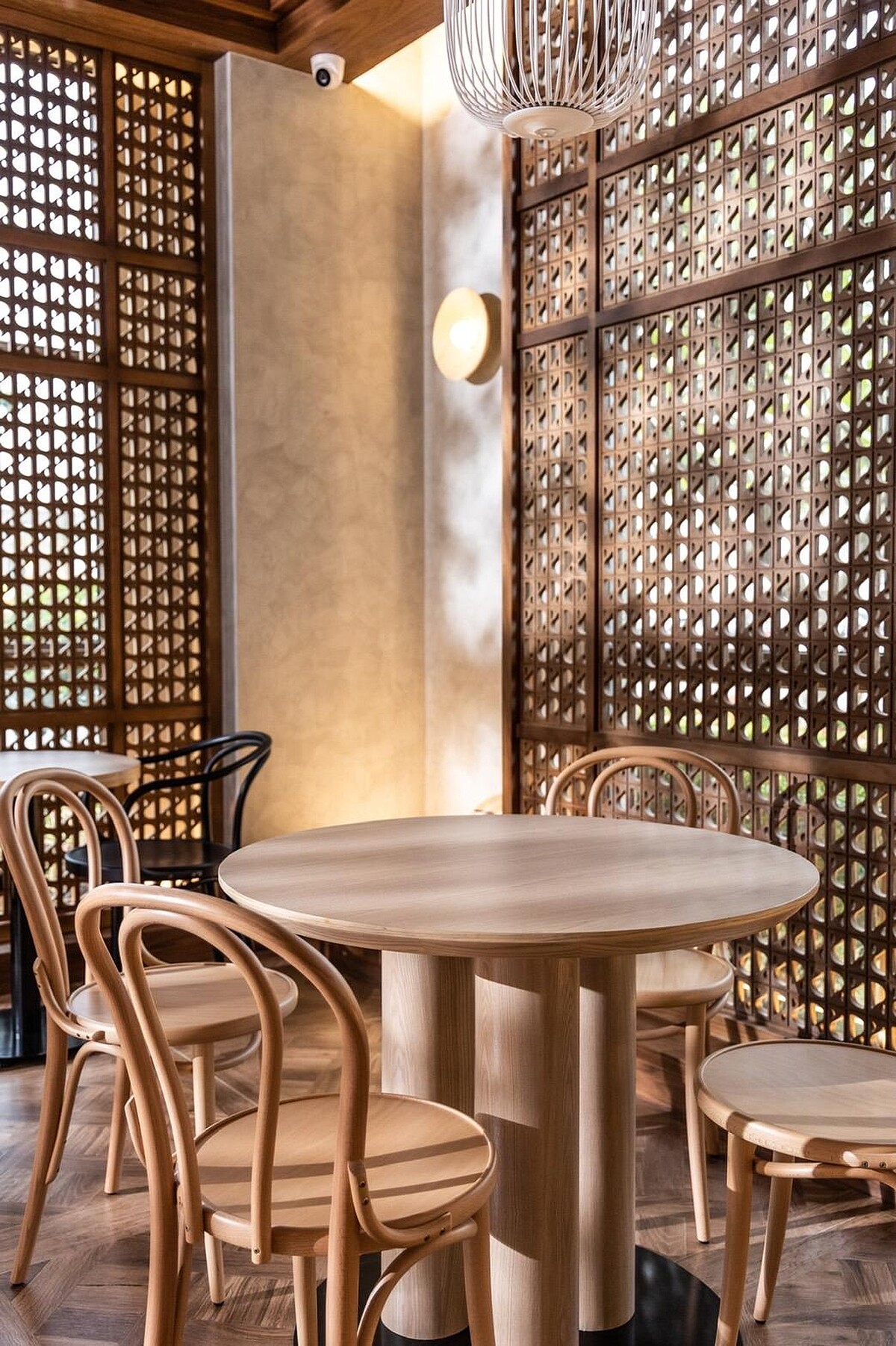 光線會透過經典的 LOGO 簍空木牆,讓空間顯得十分有穿透感且優美柔和。