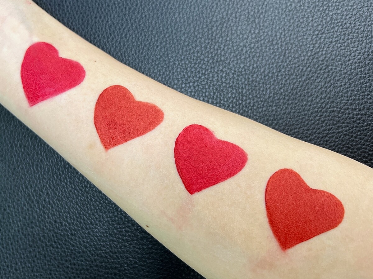 (左起)YSL奢華緞面唇膏熾熱絨情限定版#21、#1966與奢華緞面絨霧唇膏熾熱絨情限定版#21、#1966手部試色。