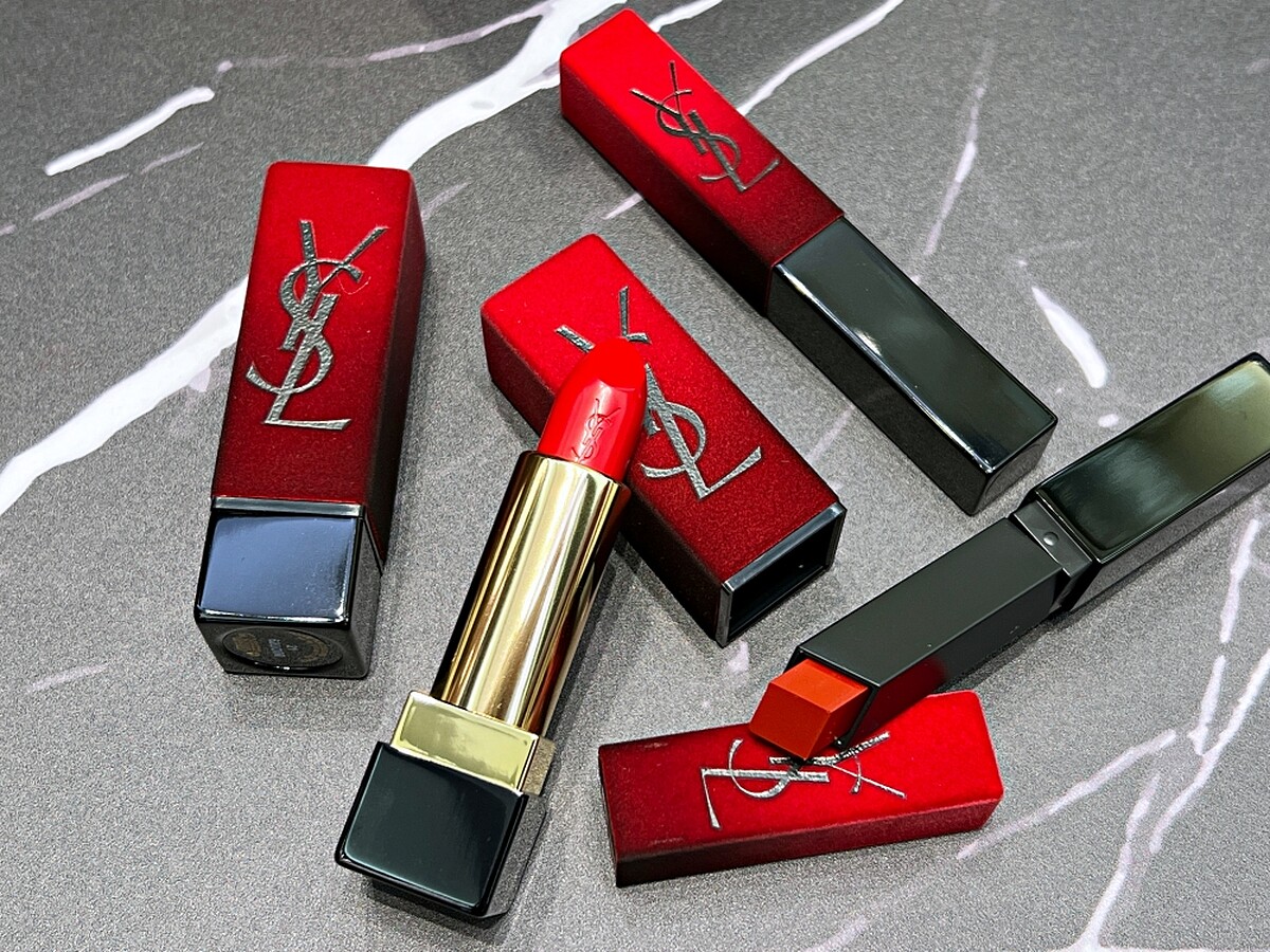 YSL奢華緞面唇膏熾熱絨情限定版、奢華緞面絨霧唇膏熾熱絨情限定版。