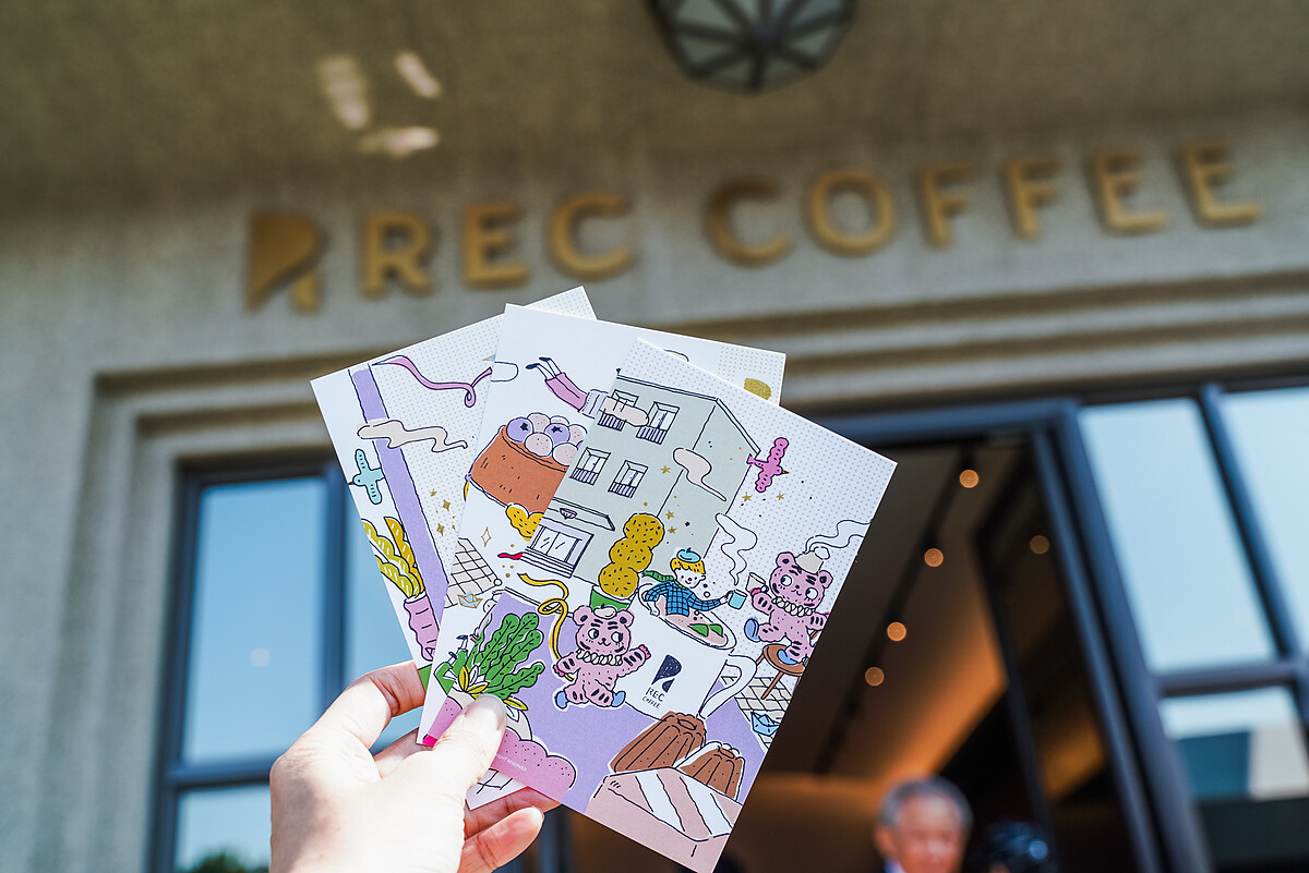 1/17 起只要在 REC COFFEE 台中崇德店消費咖啡滿額就能獲得插畫家阿蕉特地為開幕所繪製的明信片,限量送完為止。