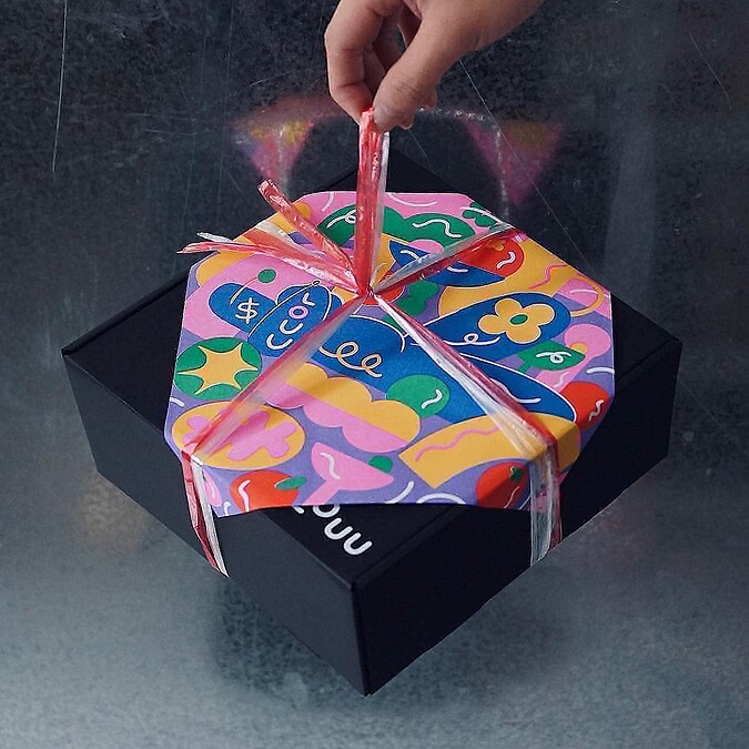 包裝時髦高彩有別於一般，更富有玩心的使用代表台灣在地的尼龍繩取代西洋緞帶。