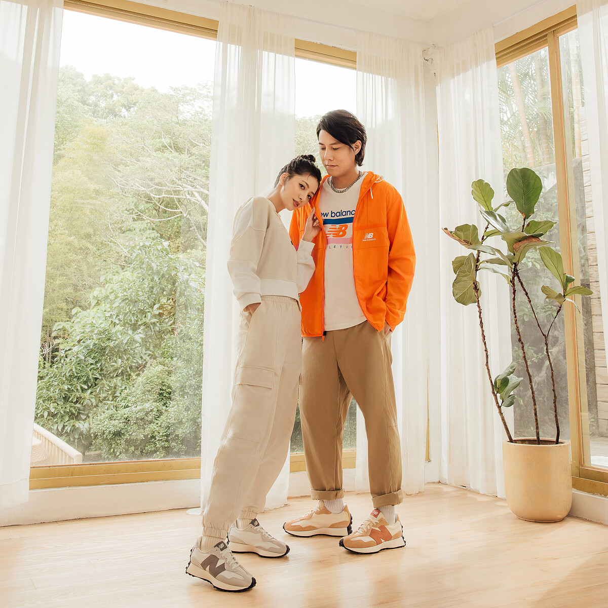 米白拼接運動上衣$1,980、奶油白工裝長褲$1,980、橘色風衣運動外套$2,680、經典LOGO短T $980、MS327WE (左) $2,980、MS327WC (右) $2,980