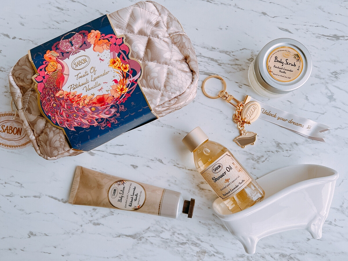 三部曲除了單品，也推出珍藏組合。附上特別訂製的古典化妝包，緞面材質結合經典的菱格紋展現出精緻優雅的古典感，裡面還有限量的25週年品牌鑰匙圈，象徵著「夢想解鎖(Unlock Your Dream)」，可在鑰匙圈緞帶上輕輕噴灑自己喜愛的香水，讓香氣隨身。