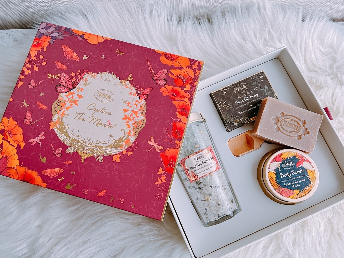 打造最澎湃的沐浴時光，禮盒組中包含身體磨砂膏、浴鹽以及手工橄欖油香氛皂， 讓自己在家中即可享受屬於自己的SPA。