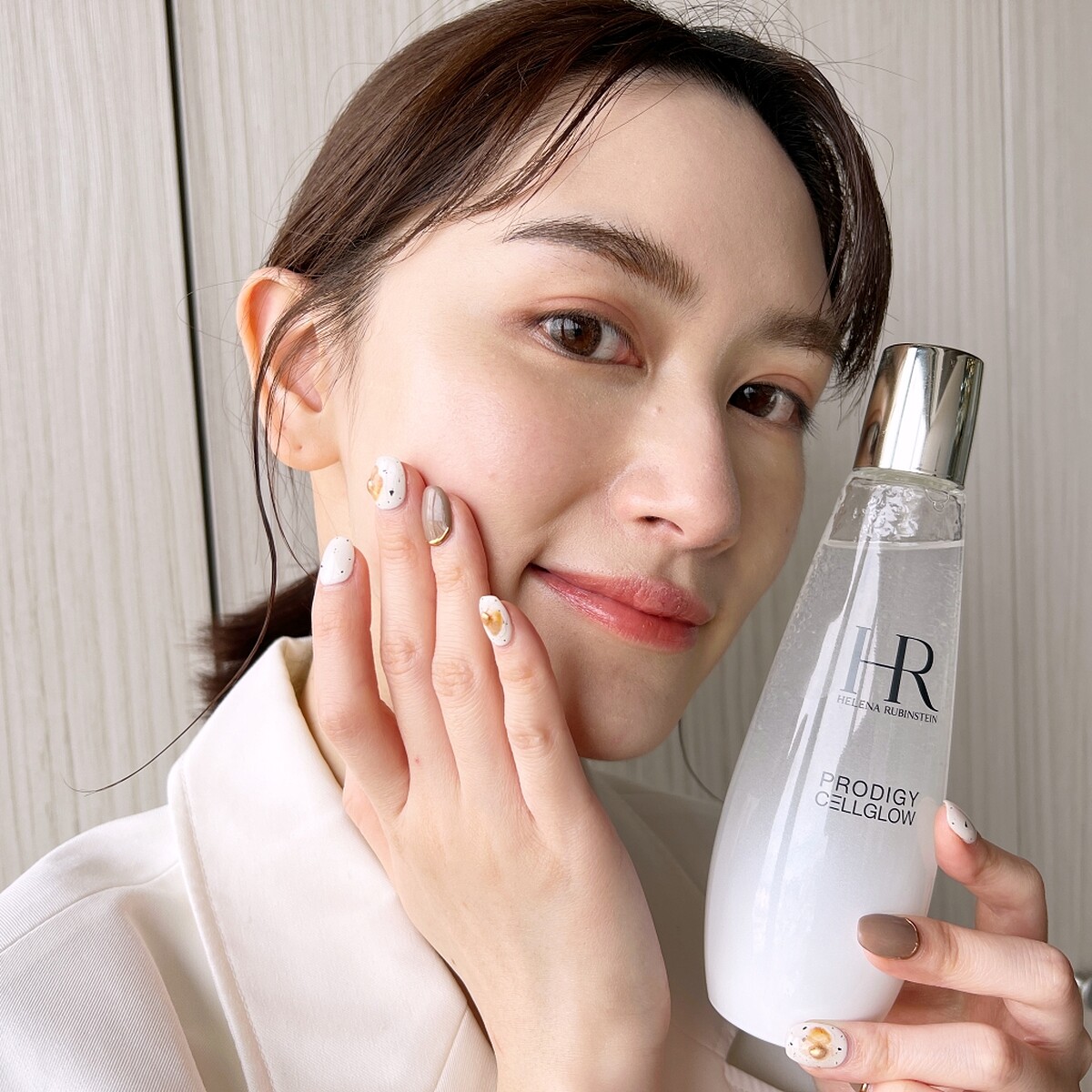 HR赫蓮娜極緻高光全能水凝露瓶中可見的一顆顆小露珠，以96:4 黃金比例有效釋放露珠活性滲透直達肌底，高效豐盈潤澤。