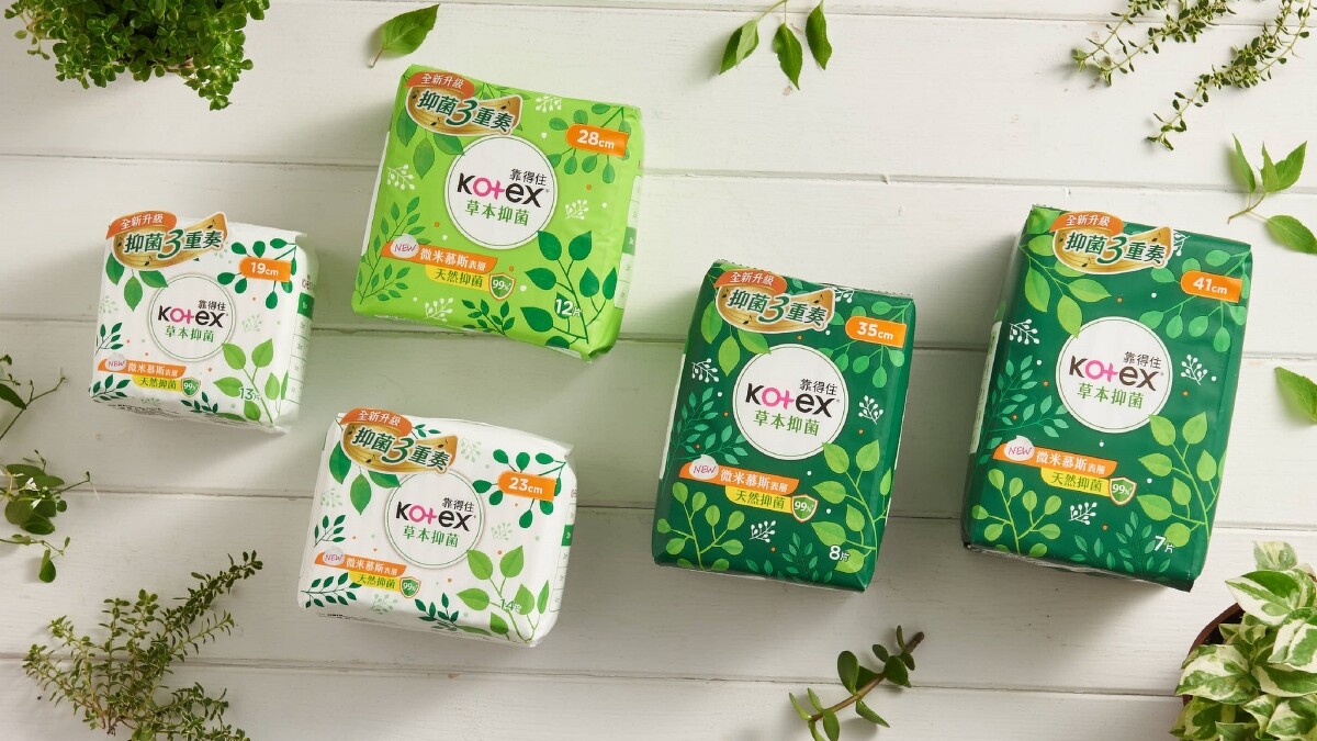 Kotex草本抑菌衛生棉主打天然抑菌精華、自然草本清香及細緻綿密的微米慕斯表層，要讓女生在生理期好好呵護自己。