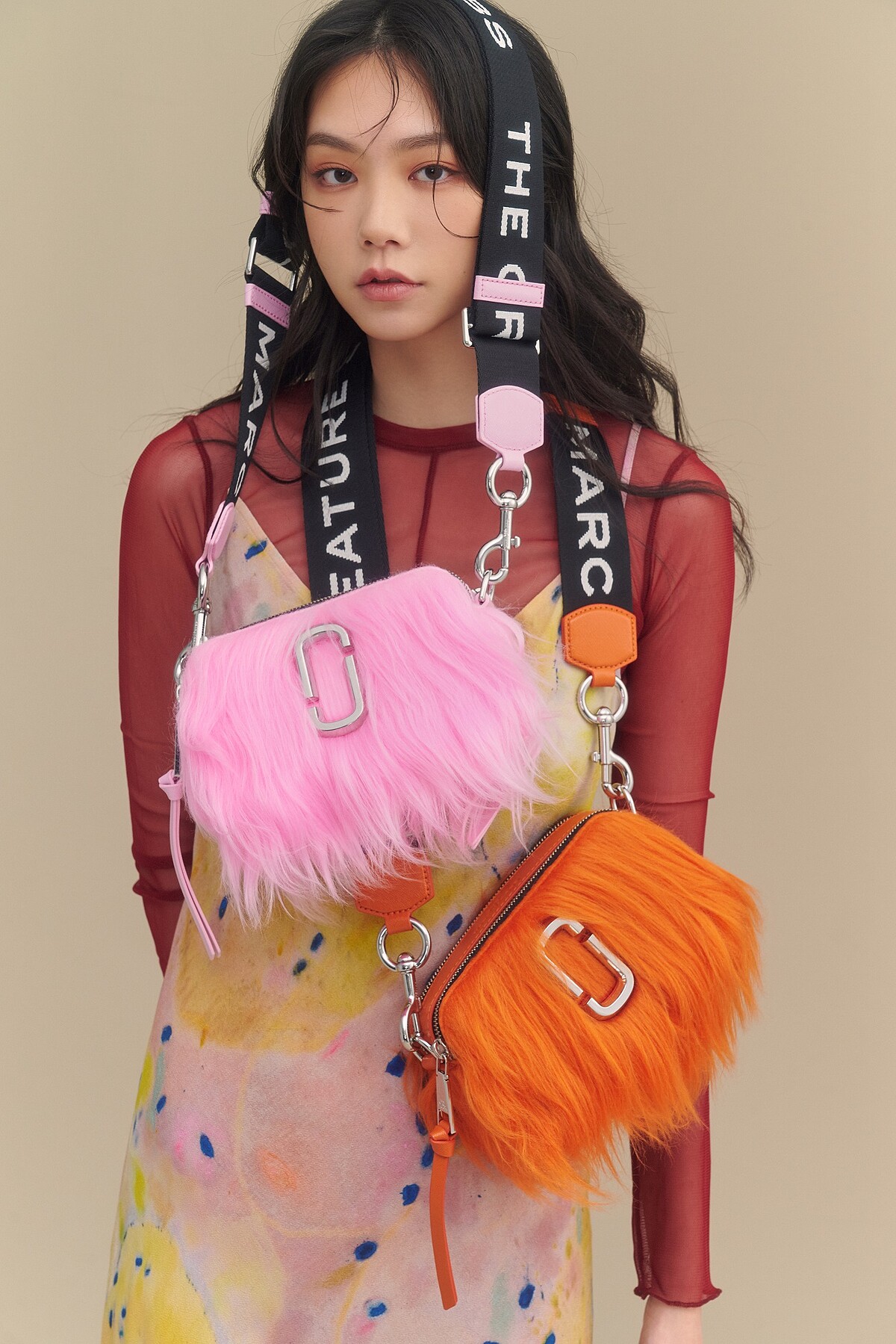 Marc Jacobs芭比粉毛怪版Snapshot相機包、蜜柑橘毛怪版Snapshot相機包,各NT16,900