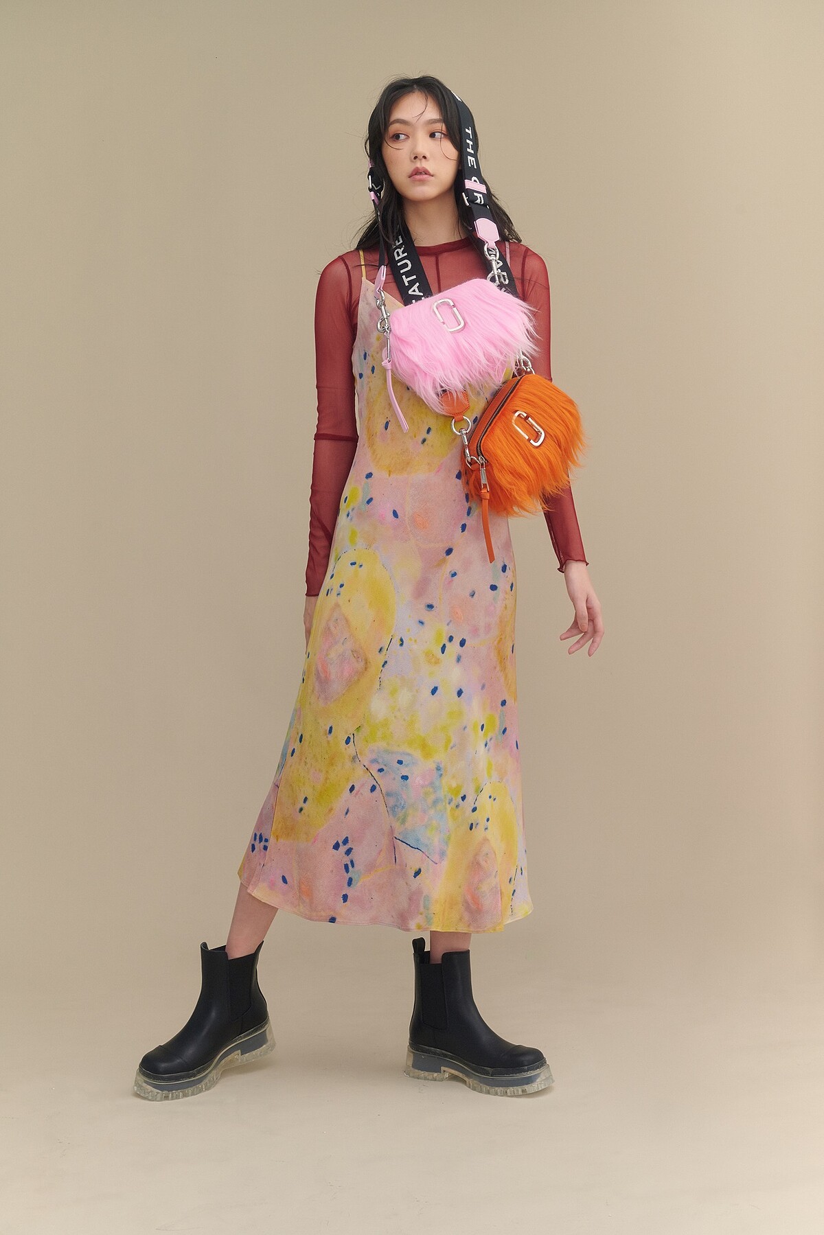 Marc Jacobs芭比粉毛怪版Snapshot相機包、蜜柑橘毛怪版Snapshot相機包,各NT16,900