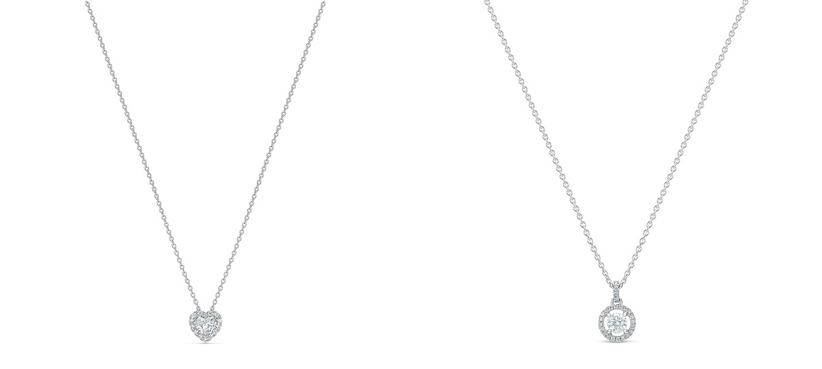 採用經典Aura鑲嵌設計的心形主鑽,掛在胸前隨著舉手投足的擺動,更顯光耀迷人。 My First De Beers Aura 18K白金心形鑽石吊墜項鍊NT97,000、My First De Beers Aura 18K白金圓形明亮式切割鑽石吊墜項鍊NT92,000