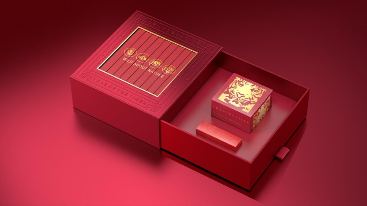 香緹卡2022虎年限定禮盒(鑽石級面膜升級版虎嘯生豐加大限定版75ml、花妍絲漾唇彩隨機)，優惠價NT9,500(價值NT13,050、現省NT3,550、73折、全台限量100盒。)