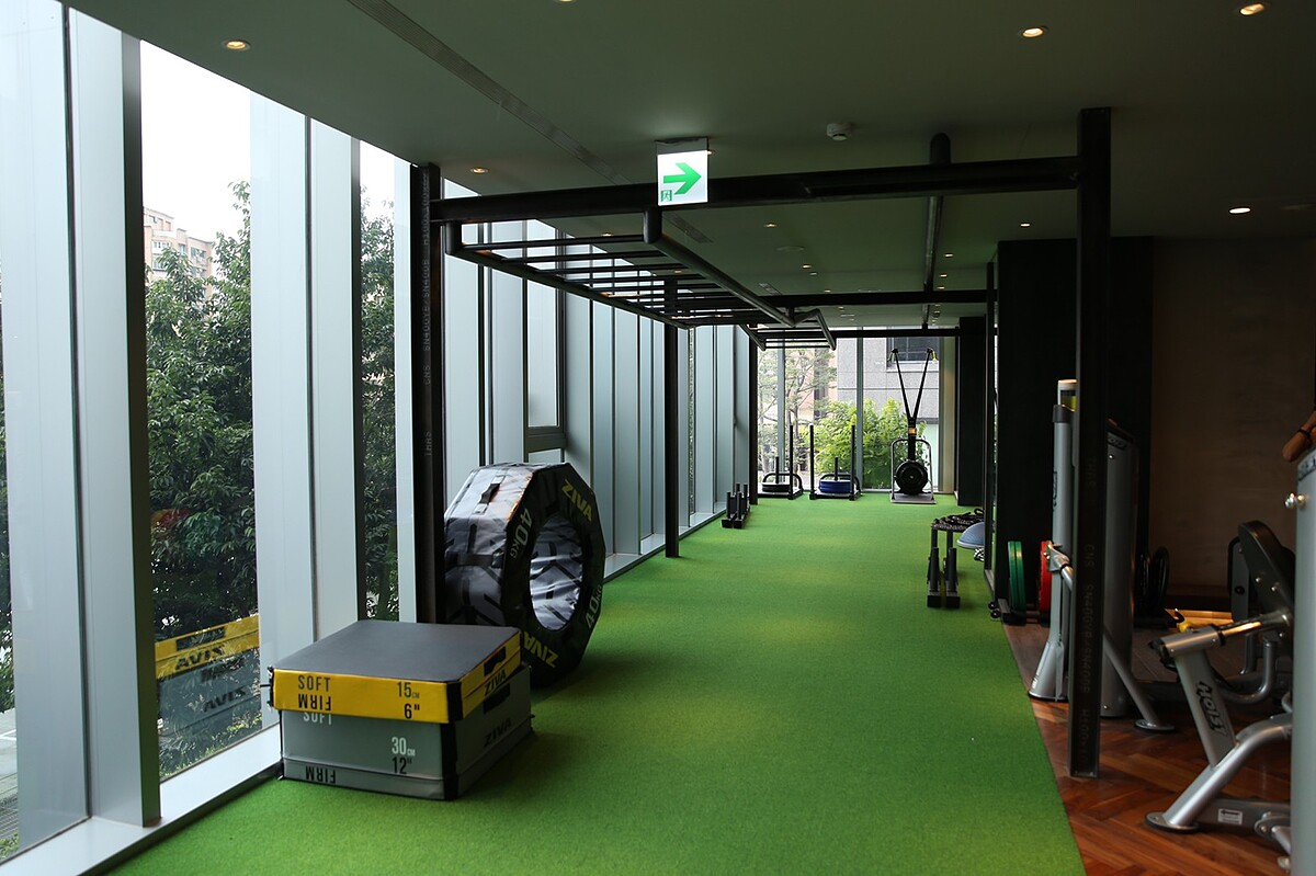  Self room二樓草皮區採光良好，讓運動過程更加放鬆