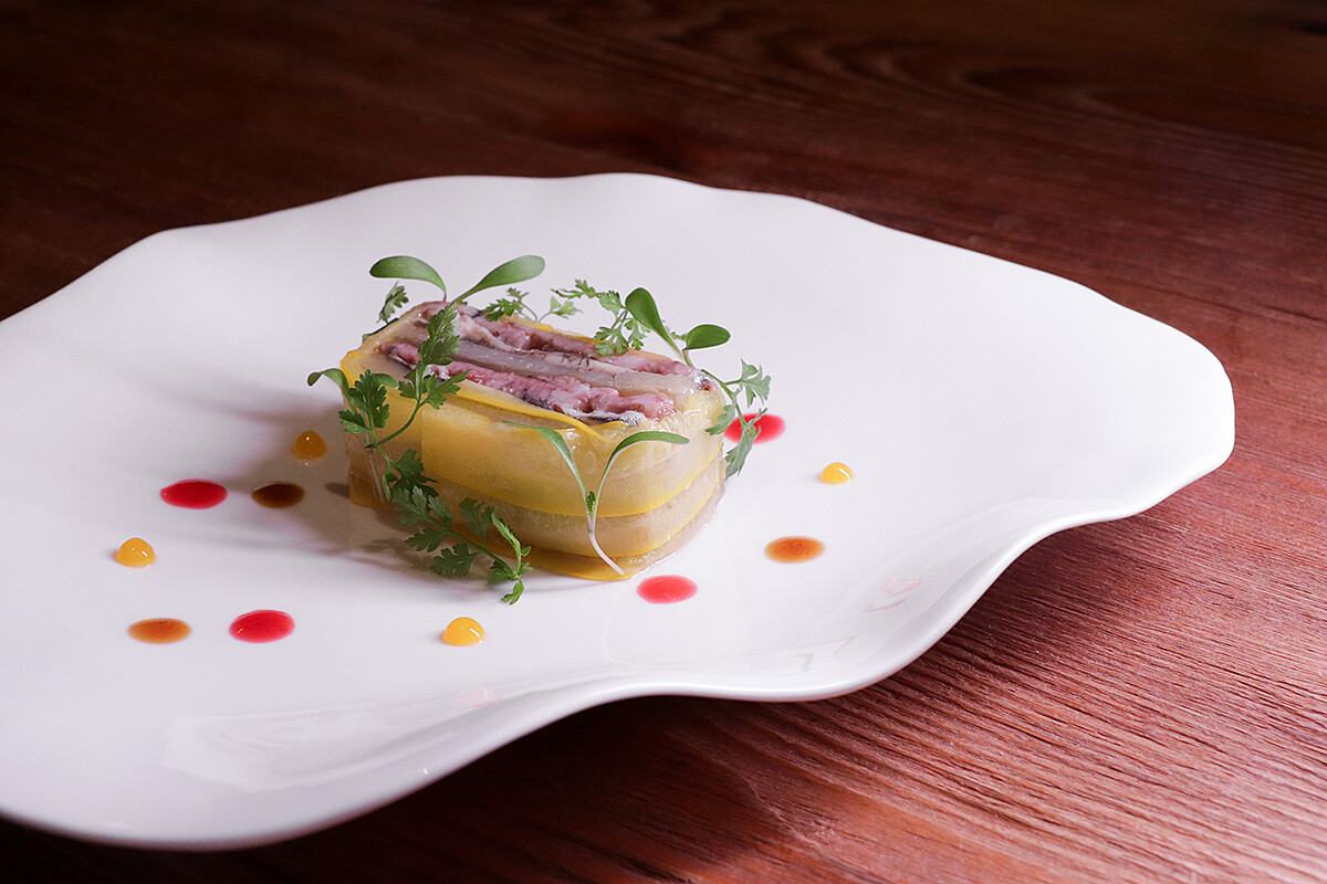 炙烤翼板肉｜醋漬鯷魚｜溫燉日本韭蔥｜佩德羅希梅內斯酒醋。