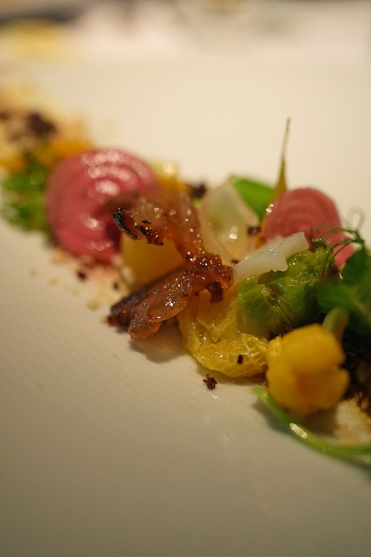 蔬菜上頭有煙燻風乾鹽漬中腹煎製的培根。