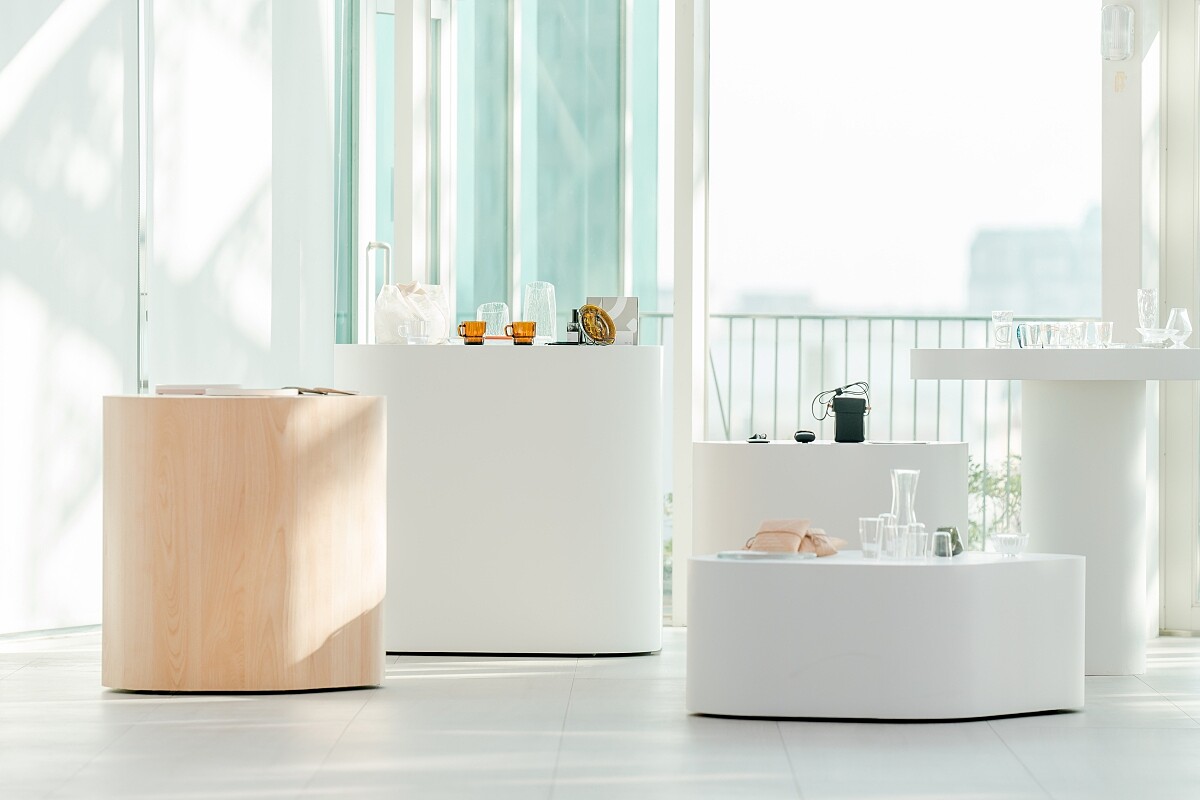 展台設計一樣使用玻璃不規則形體打造。