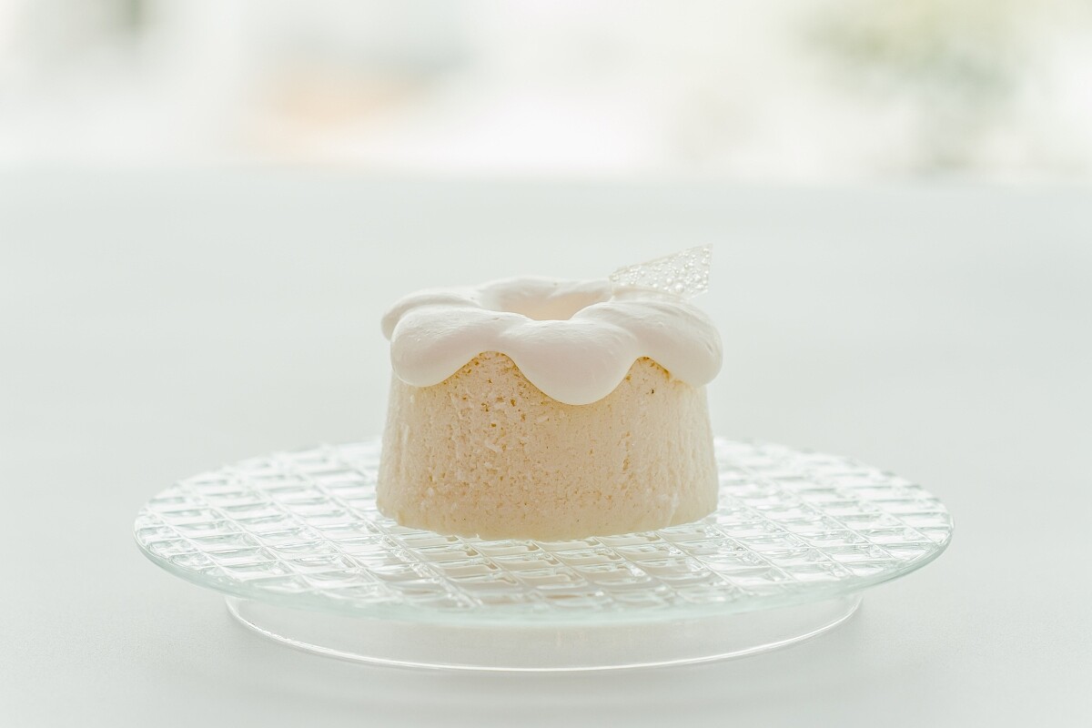 春室The POOL與木更合作限定白色池塘小戚風。