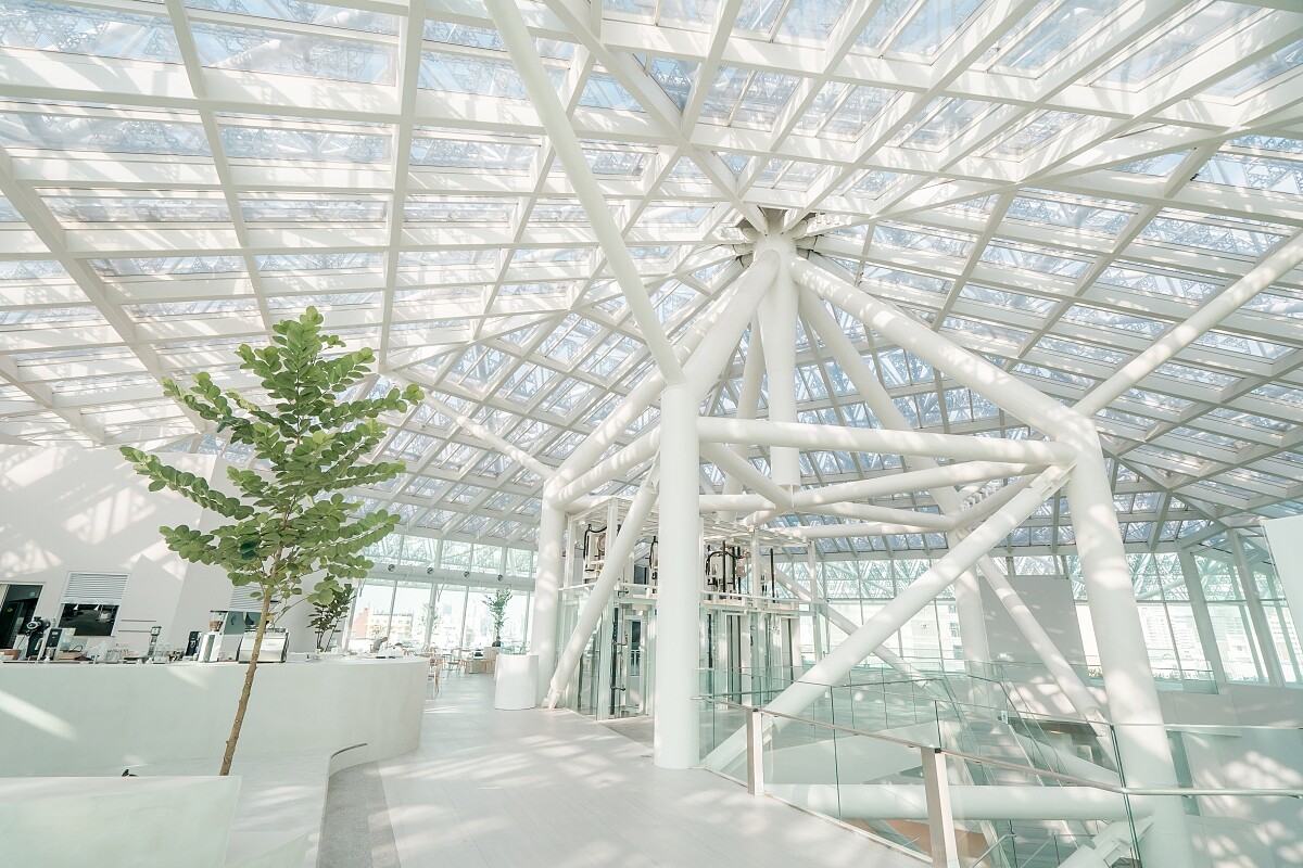 室內空間設計以坂茂設計師之碎形樹蔭延伸。