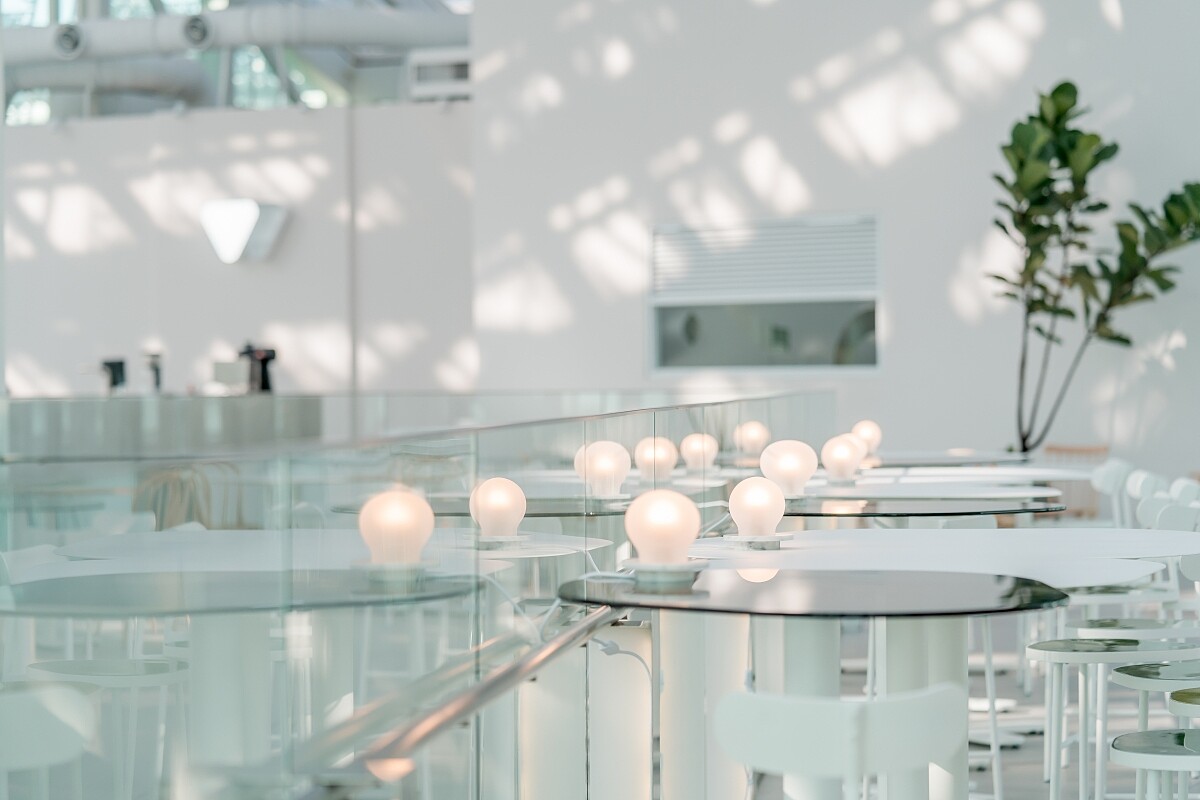 由無氏製作設計之W LOOP識別燈具，未來可因應不同店家變化。