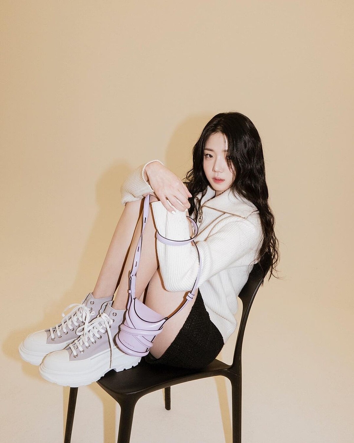 申芝燕著用Alexander Mcqueen鞋款