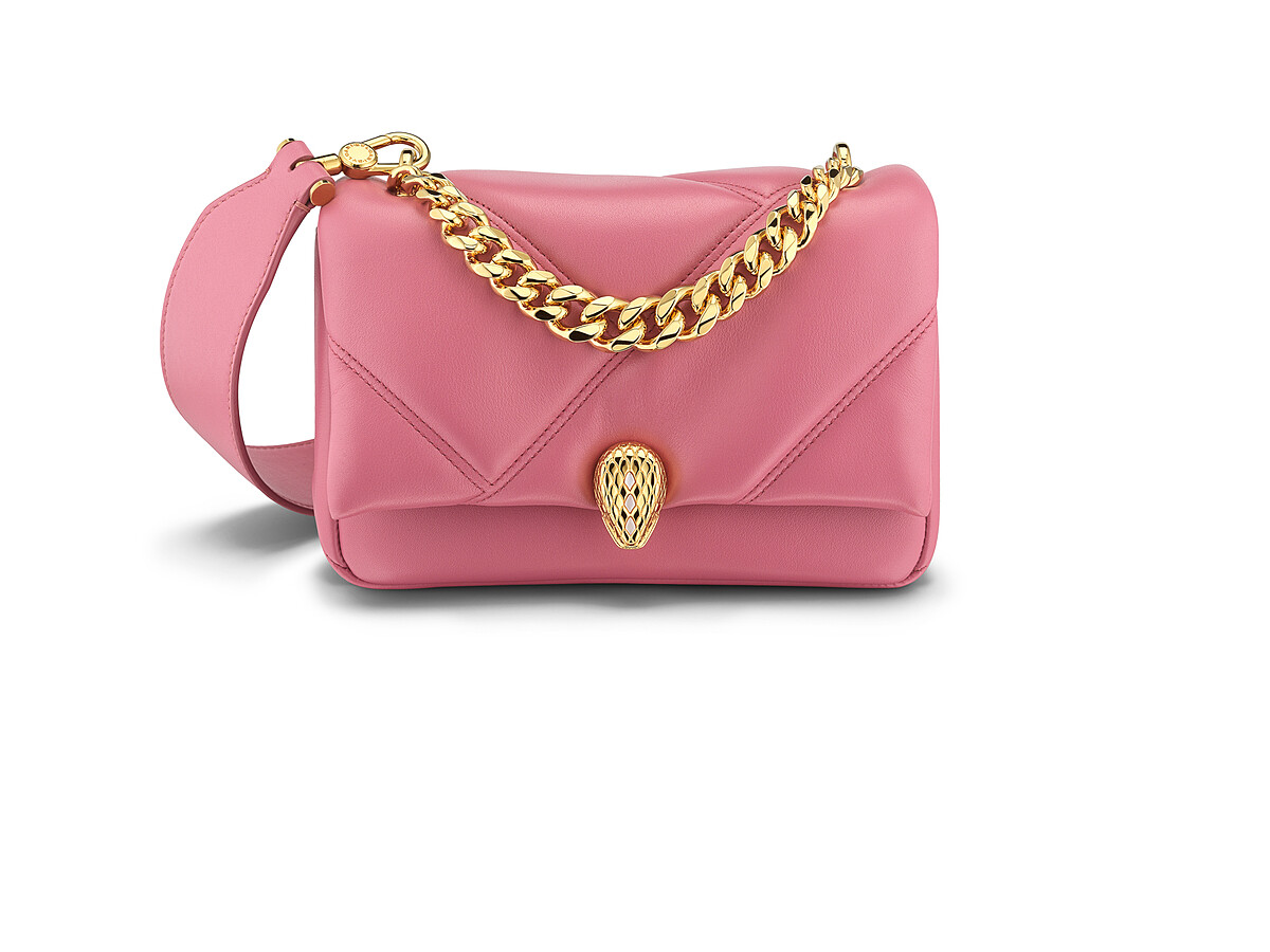 Bulgari Serpenti 薔薇石英色小牛皮肩背包，NT69,900。