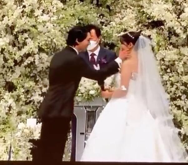 崔泰俊替朴信惠拭去幸福的眼淚