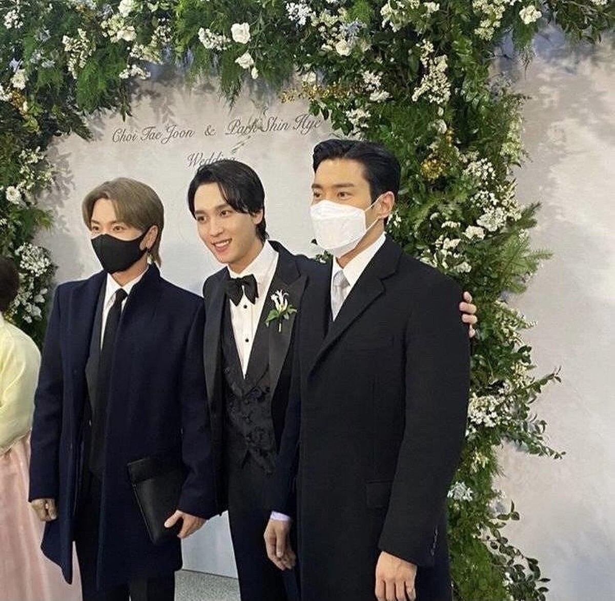 SJ利特、始源與新郎合影