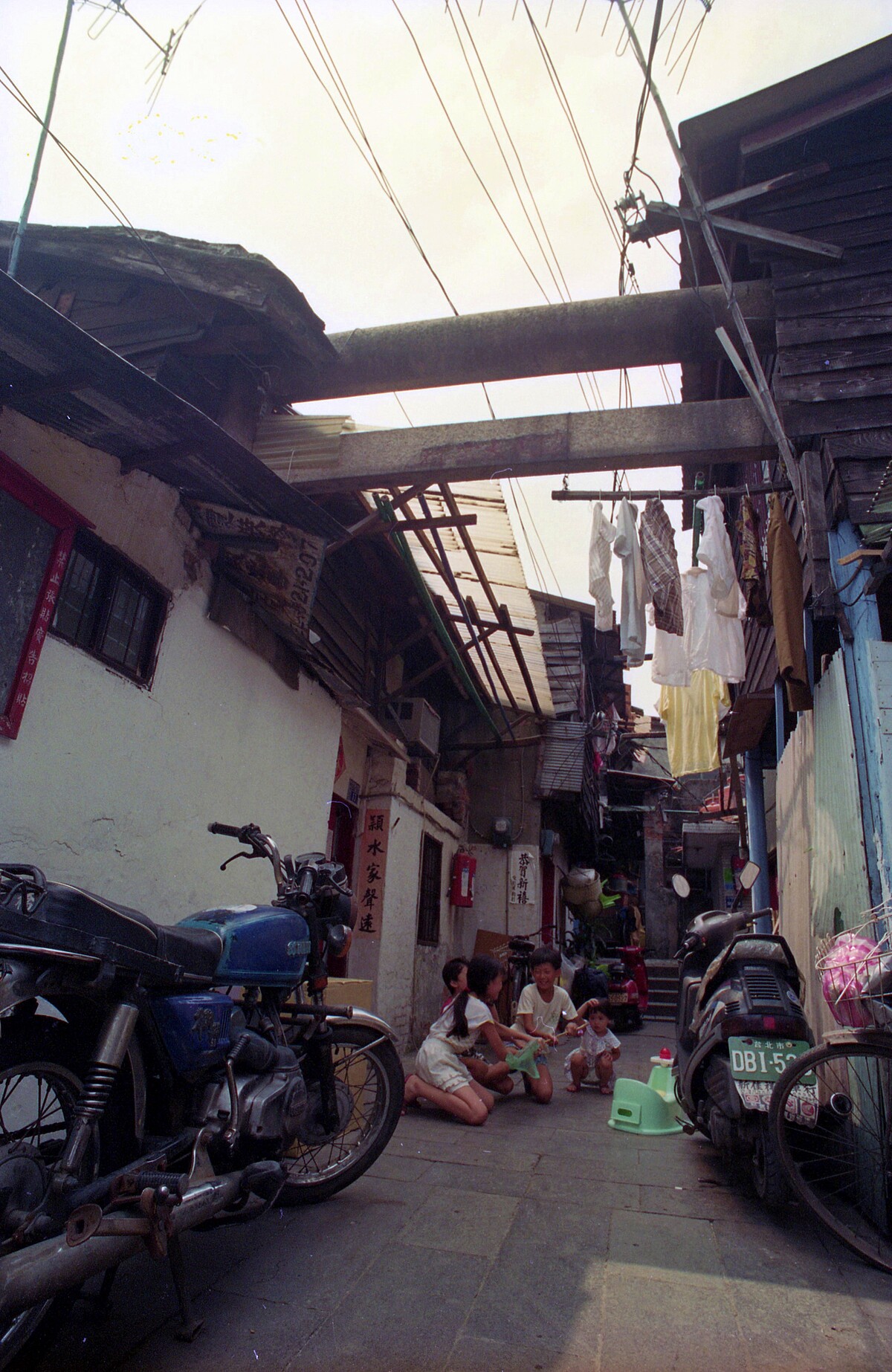 1992年，日治時期留下的日本人墓園鳥居，被違建戶作為支撐房舍的建材