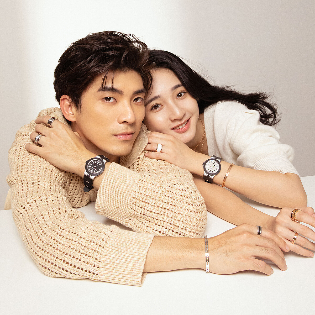 林哲熹配戴：BB Aluminium 鋁合金橡膠異材質結合高級運動腕錶、白金長鍊、白金鏤空手環、設計傳奇系列白金鑲鑽鏤空戒指、白金戒指All by BVLGARI B.zero1系列。 李沐配戴：BB Aluminium 鋁合金橡膠異材質結合高級運動腕錶、玫瑰金白陶瓷項鍊, 玫瑰金黑陶瓷霧面項鍊、玫瑰金鏤空手環、玫瑰金白陶瓷戒指、玫瑰金黑陶瓷鉚釘戒指、玫瑰金單圈戒指 All by BVLGARI B.zero1系列