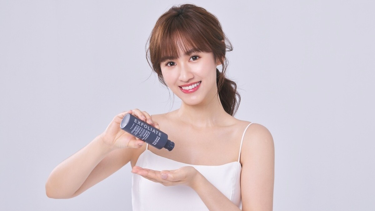 寶拉珍選2022代言人Sandy吳姍儒使用2%水楊酸精華液形象照。