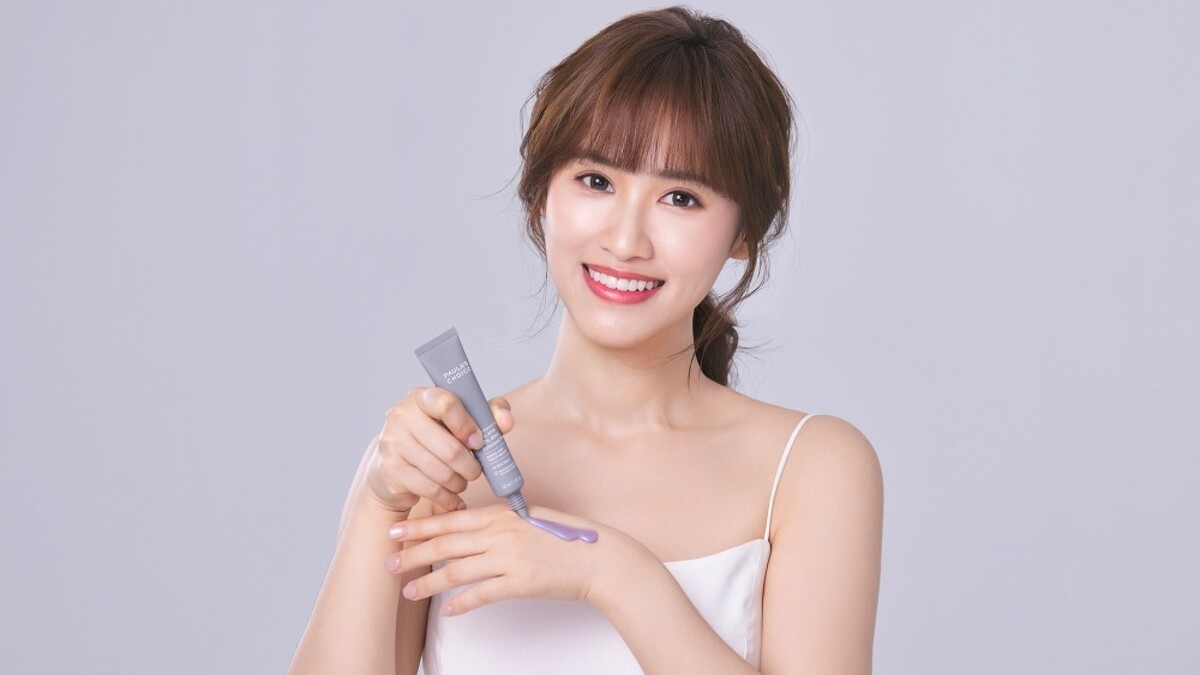 寶拉珍選2022代言人Sandy吳姍儒使用25%果酸+2%水楊酸煥膚面膜形象照。