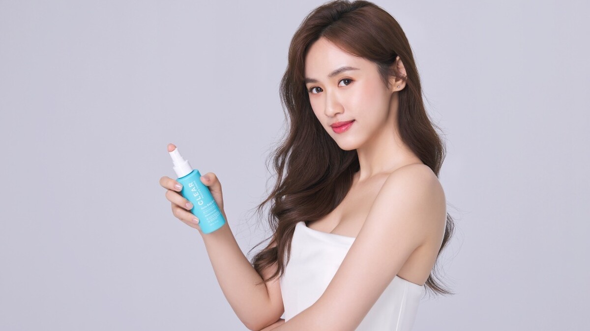 寶拉珍選2022代言人Sandy吳姍儒使用淨無痘2%水楊酸美體噴露形象照。