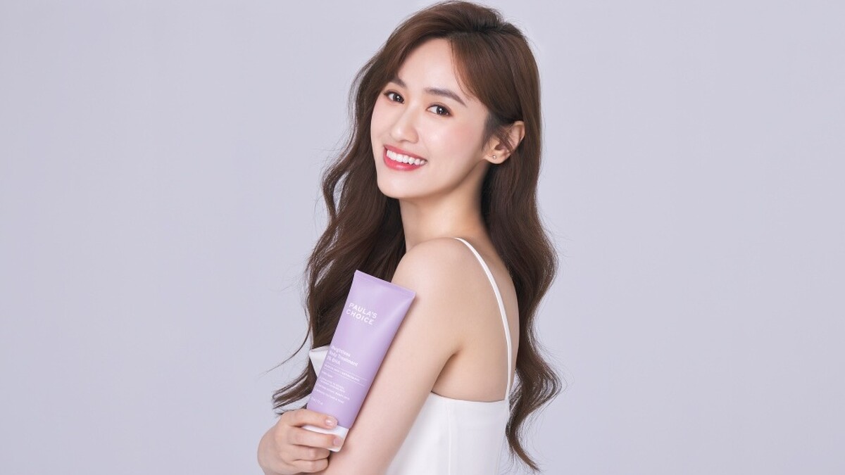 寶拉珍選2022代言人Sandy吳姍儒使用2%水楊酸身體乳形象照。