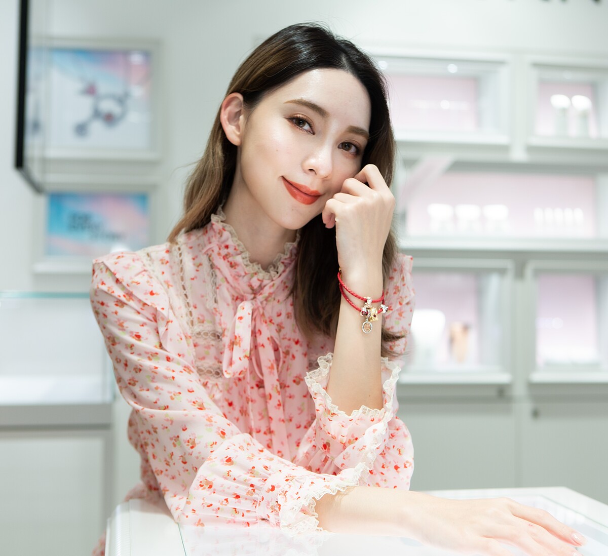 Pandora 2022新春系列 串飾 推薦價2880〜3280元、大吉旋轉吊飾 推薦價3680元、炙熱紅心寶石固定扣 推薦價1280元。