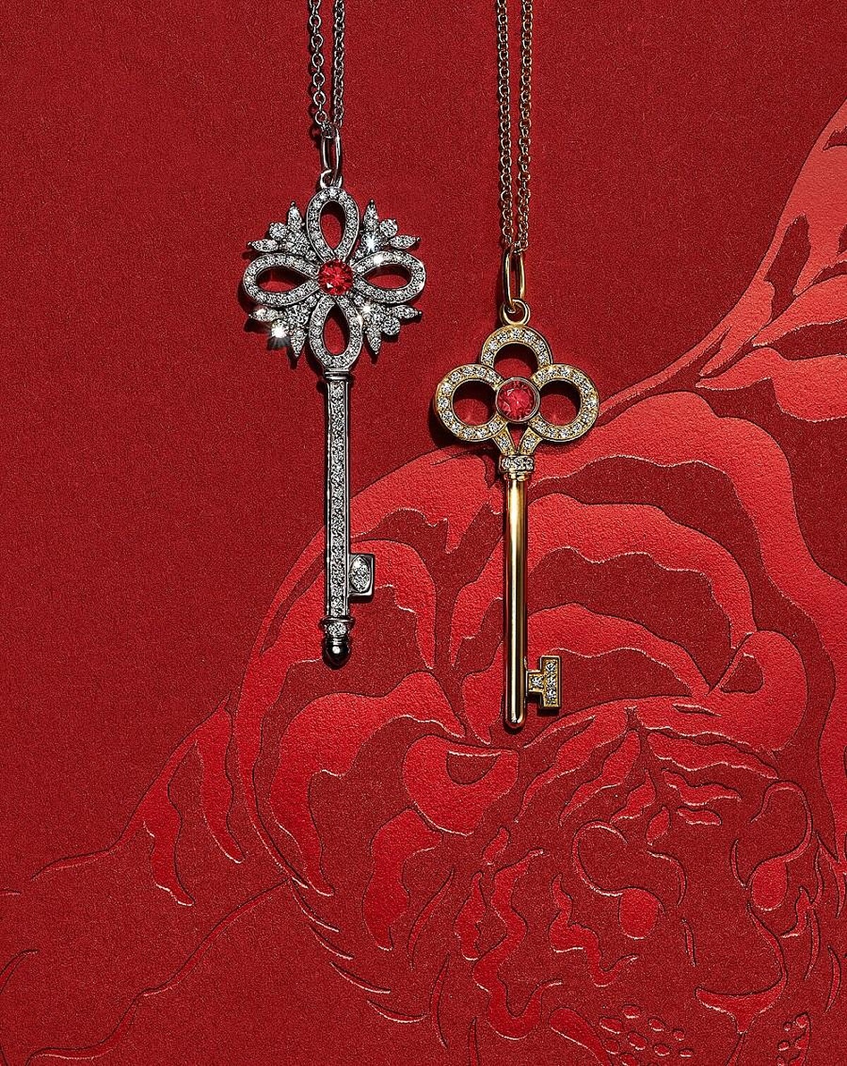 Tiffany Keys系列 - 鉑金鑲嵌紅寶石與鑽石鍊墜 NT$432,000, 18K金鑲嵌紅寶石與鑽石鍊墜 NT$152,000