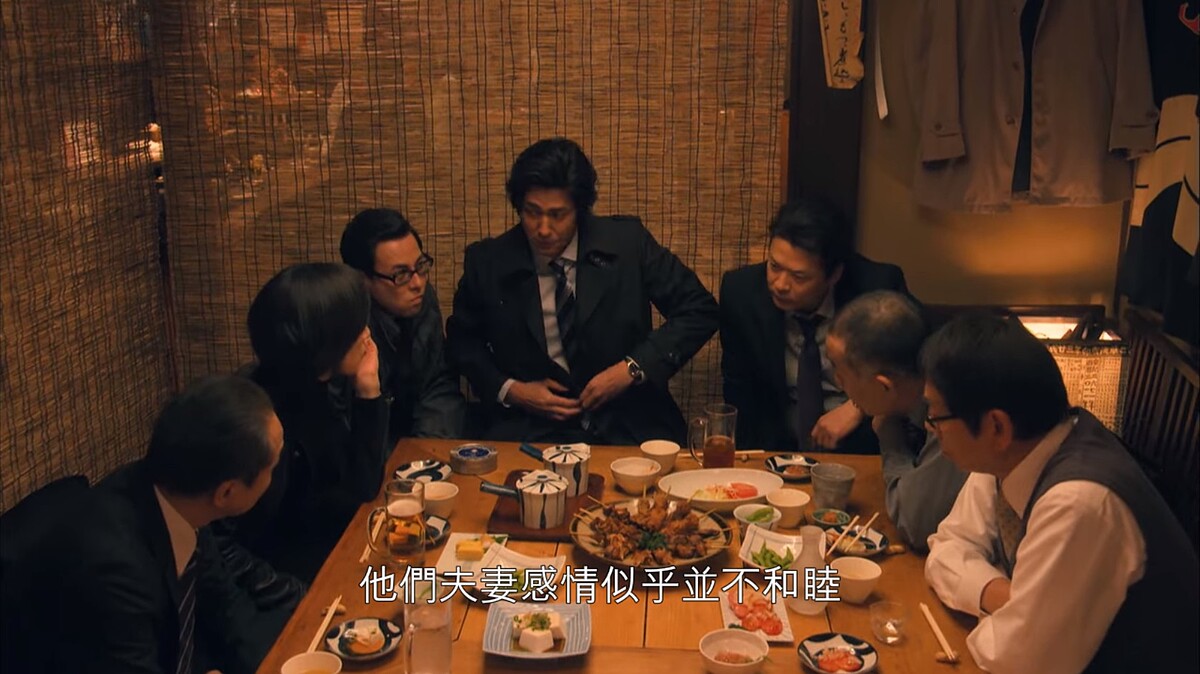 ▲緊急偵訊室和物邊組成強而有力的組合。(圖 / Netflix)