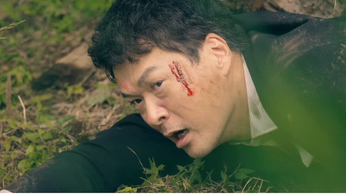 ▲緊急偵訊室管理官慘遭嫌犯襲擊,生死未卜。(圖 / Netflix)