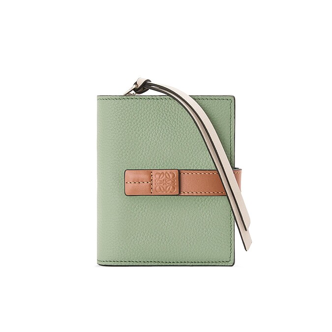 迷迭香綠粒面小牛皮拉鍊短夾，NT23,000