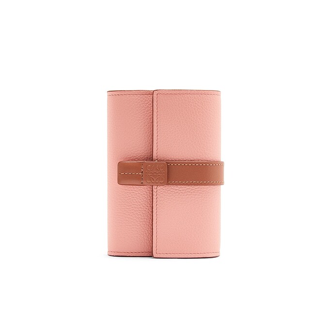 花粉色小牛皮直式三折短夾，NT22,000