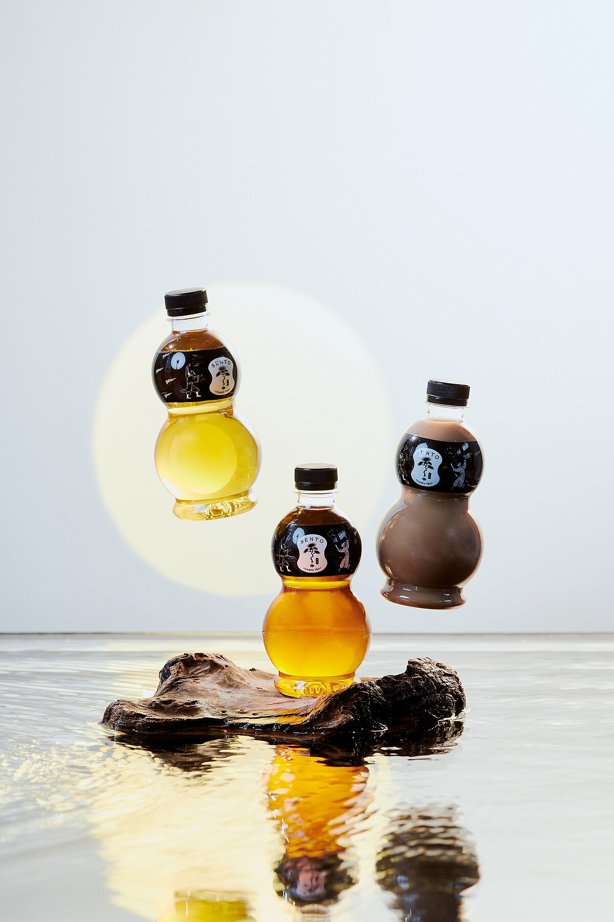 所有商品皆可外帶！造型與店內的茶具感受完全不同，以帶有東方味的葫蘆瓶作為外帶冷泡瓶，正如仙飲！