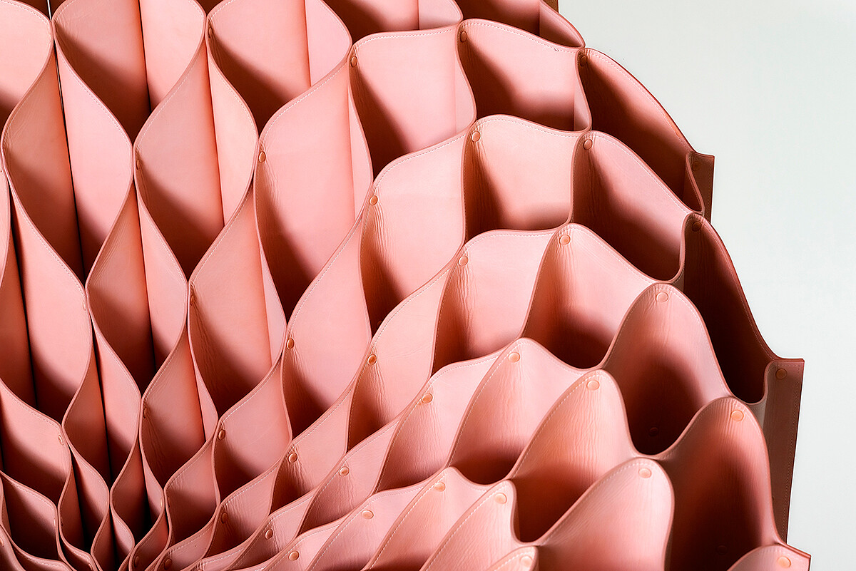 由一個基礎結構，利用電腦3D演算成型。