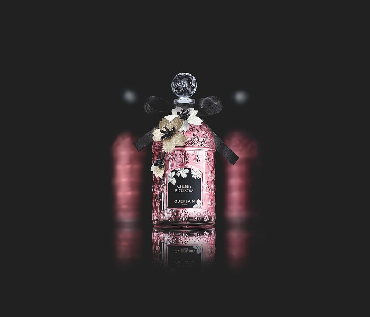GUERLAIN嬌蘭花綻舞櫻淡香水高訂精繡蜂印瓶主視覺。