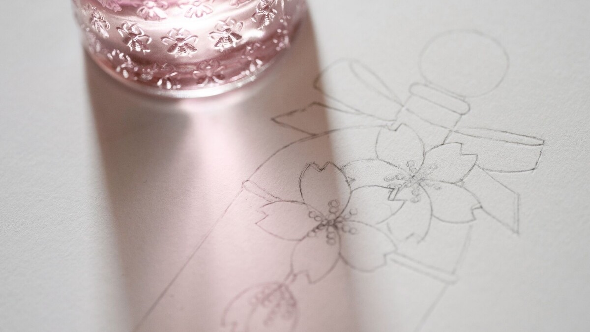 GUERLAIN嬌蘭花綻舞櫻淡香水高訂精繡蜂印瓶的手繪櫻花草圖。