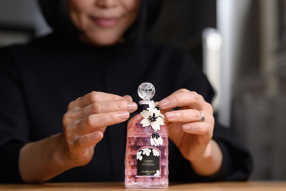GUERLAIN嬌蘭花綻舞櫻淡香水高訂精繡蜂印瓶工藝情境圖。