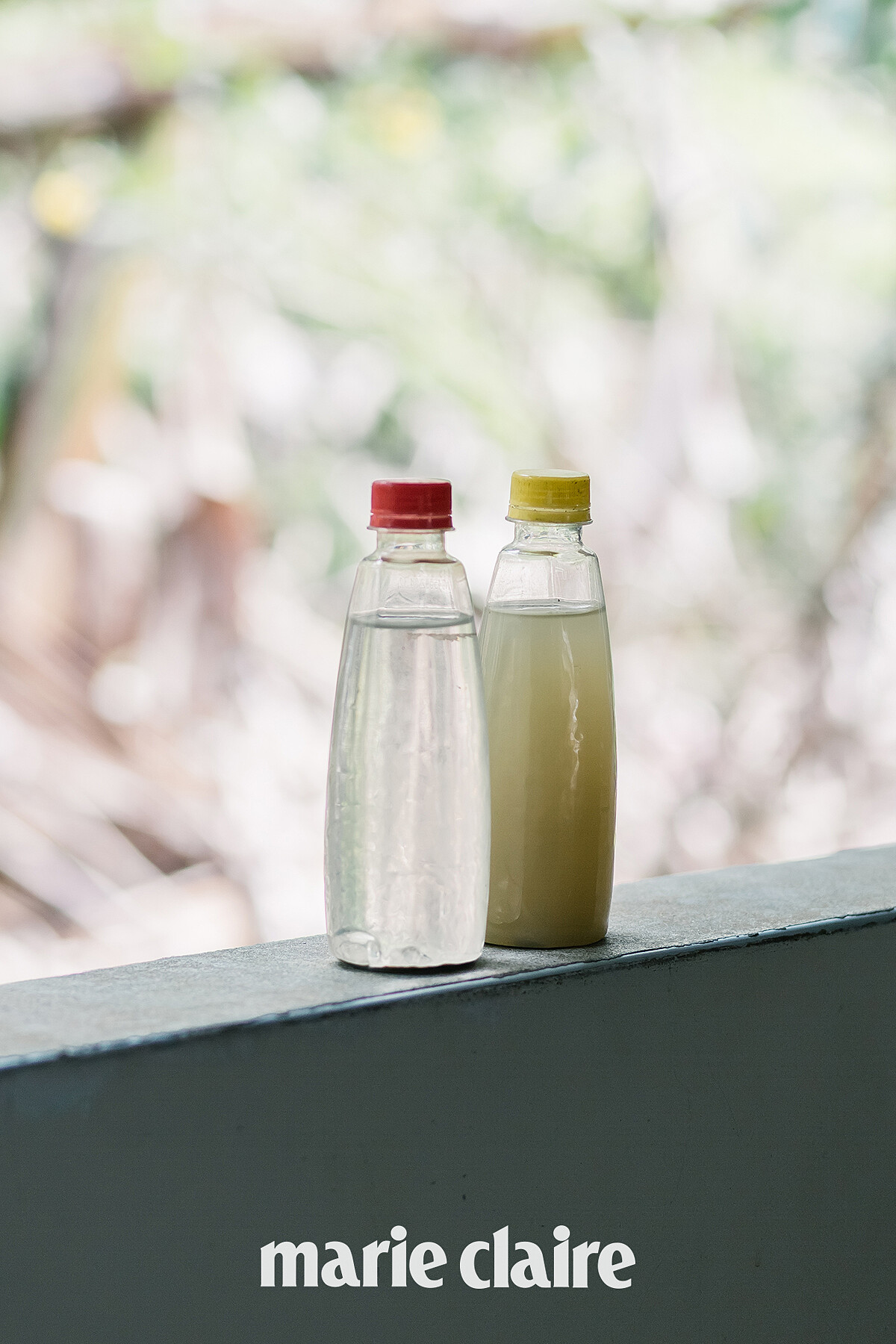 右為沈澱後的泥火山水。