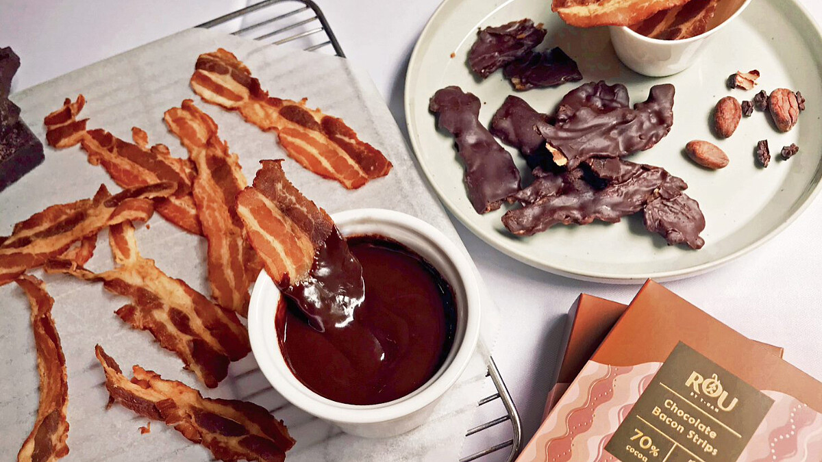 《RÒU BY T-HAM》推出肉餡巧克力新口味！酥脆培根條結合70%屏東黑巧克力，嘴饞零食新選擇