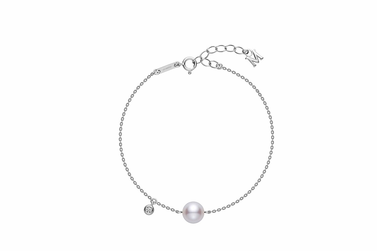 18K白金手鏈鑲嵌一顆約0.02克拉鑽石，搭配尺寸約7.50mm的日本Akoya珍珠，價格NT$ 23,000