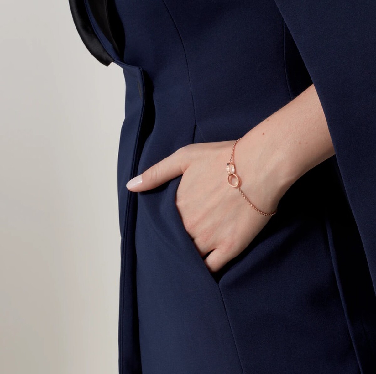 Cartier 卡地亞 Love系列18K玫瑰金手鍊，售價NT$53,000