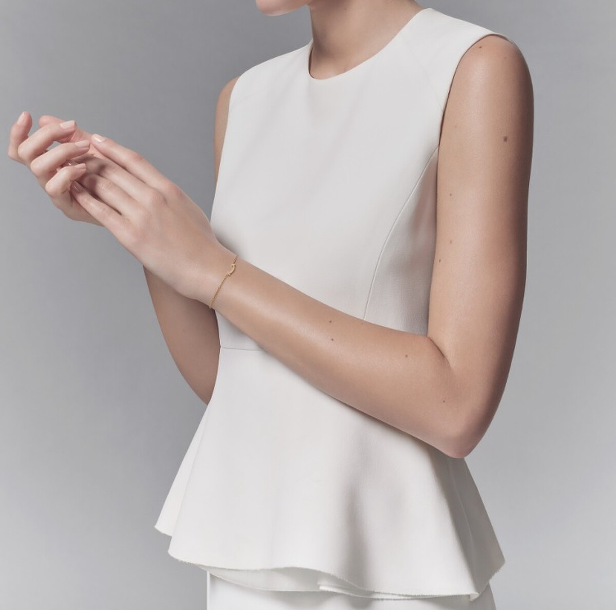 Tiffany T Smile 18K金短版鑲鑽微笑手鍊，售價NT$46,000