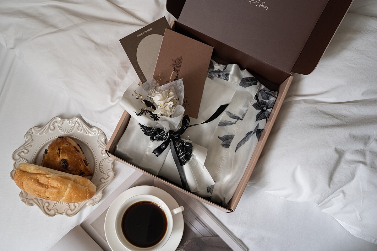 Here&rsquo;s To Love X 浪花花藝情人節聯名睡袍˙永生花禮盒NT2,580