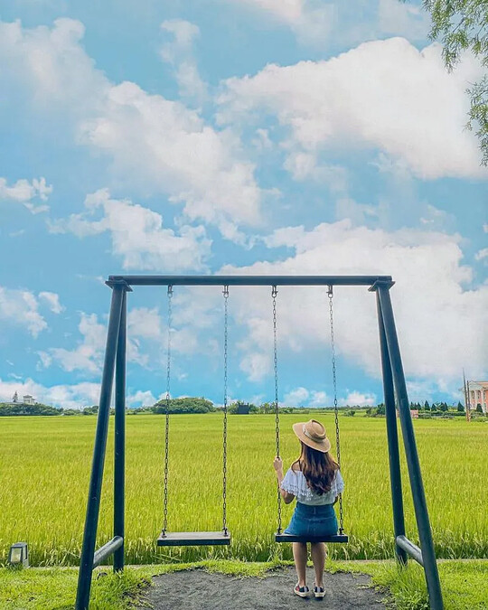 面向一片綠意的黑色盪鞦韆,也是網美們最愛的打卡景點(圖 / IG @lunalulala820)