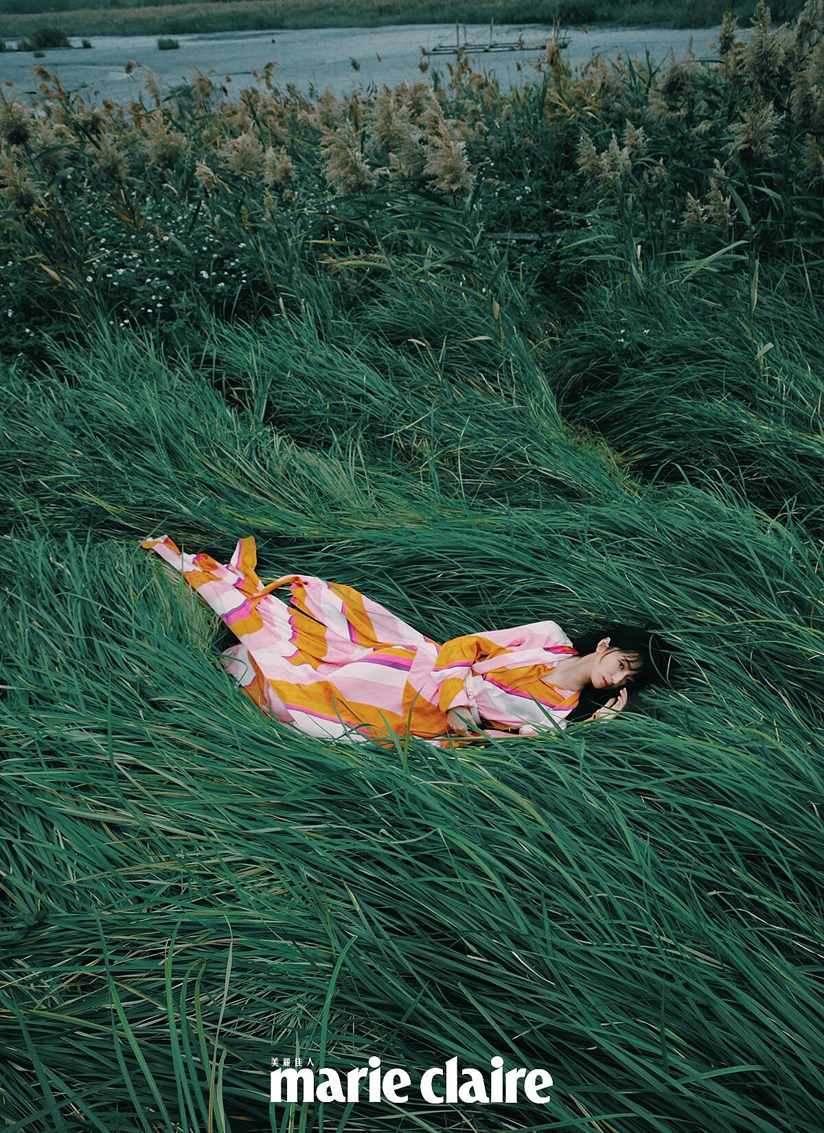 多彩圖騰層次感上衣、褲裙、腰帶，all by Fendi。